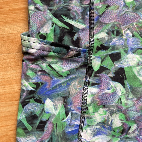 Lululemon High Rise Shorts Rapid Flourish Multicolor - Picture 2 of 7